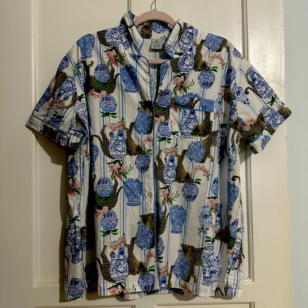 8 Oak Lane pajama set EUC
Size L/XL
Beautiful blue and white chinoiserie print